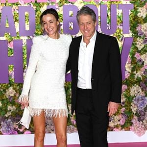 Hugh Grant et sa femme Anna Elisabet Eberstein arrivent à l'avant-première du film Bridget Jones : Folle de lui (Bridget Jones: Mad About The Boy) à l'Odeon Luxe Leicester Square, à Londres.