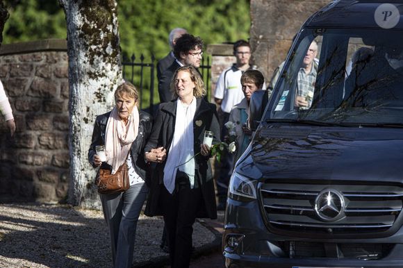 Fanny Groll, la mère de la défunte - Obsèques de Lina, l'adolescente de 15 ans disparue le 23 septembre 2023, en l'Eglise Saint-Arnould de Plaine, le 25 octobre 2024  
© Elyxandro Cegarra / Panoramic / Bestimage
