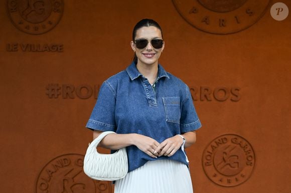 Humble, elle reconnaît : "Je ne lui arrive même pas à l’orteil".

Camille Cerf prend la pose à Roland Garros pour l'Open de France de tennis le 25 mai 2025, à Paris, France. Photo by Laurent Zabulon/ABACAPRESS.COM