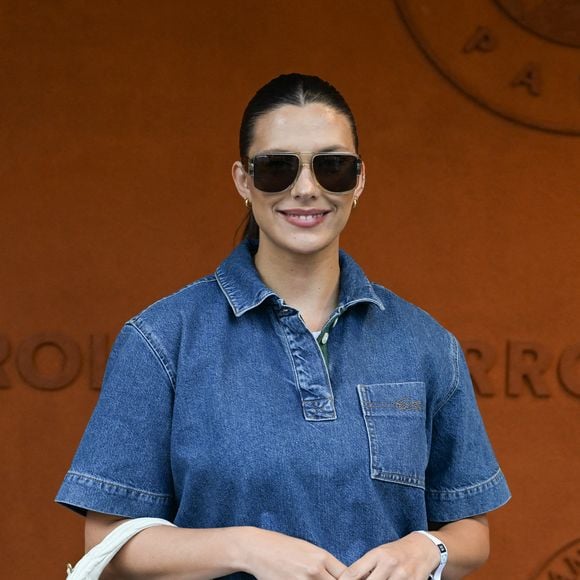 Humble, elle reconnaît : "Je ne lui arrive même pas à l’orteil".

Camille Cerf prend la pose à Roland Garros pour l'Open de France de tennis le 25 mai 2025, à Paris, France. Photo by Laurent Zabulon/ABACAPRESS.COM