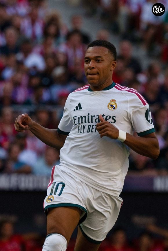 Entre ses performances avec le Real Madrid et sa relation avec l’actrice espagnole, le joueur continue de faire parler de lui, sur le terrain comme en dehors.

Match de championnat d'Espagne de football opposant le Club Atlético de Madrid au Real Madrid CF au stade Riyadh Air Metropolitano à Madrid, en Espagne, le 20 septembre 2026. (Crédit photo : © Juan Carlos Lucas/ZUMA Press Wire/ABACAPRESS.COM)