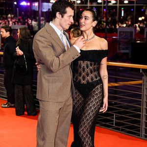 Quant au prix, si l’envie vous prend d’y séjourner cet été, il faudra compter au minimum 2 177 euros pour une suite junior, jusqu’à 5 391 euros pour la suite iconique.

Dua Lipa et sa fiancée Callum Turner à la première du film "Rosebush Pruning" lors de la 76ème édition du festival international du film de Berlin (La Berlinale 2026), le 14 février 2026.

Photo : Psnewz /Bestimage