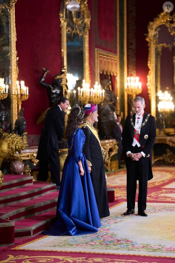 Pour cette occasion spéciale, le roi et son épouse ont sorti le grand jeu.

Le roi Felipe VI d'Espagne et la reine Letizia lors de la cérémonie d'accueil du sultan d'Oman Haïtham ben Tariq à Madrid le 4 novembre 2025. Photo par Cordon / Bestimage
