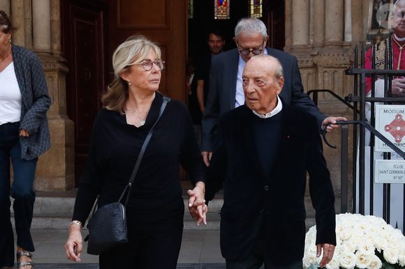 Jacques Séguéla et sa femme Marie - Sorties des obsèques de Philippe Labro en l'église de Saint-Germain-des-Prés à Paris le 13 juin 2025. © Dominique Jacovides - Christophe Clovis / Bestimage