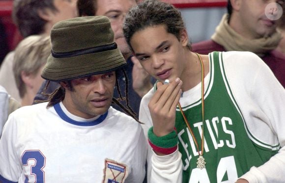 Toute sa carrière, il a été conseillé par son père Yannick.
Photo d'archives du 30 novembre 2002 de Yannick Noah assistant à un match de tennis avec son fils Joakim Noah à Paris, France. Alors que la saison 2020-21 de la NBA progresse, Joakim Noah, vétéran de 13 ans, a annoncé sa retraite, en espérant qu'il se retire en tant que membre des Chicago Bulls. Photo Serge Arnal/ABACAPRESS.COM