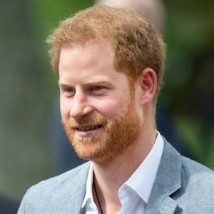 Le prince Harry se déplace à La Haye quelques jours après la naissance de son premier enfant Archie pour une conférence pour la prochaine compétition Invictus Games qui se déroulera aux Pays-Bas. Il a été reçu par la princesse Margriet des Pays-Bas. Invictus Games est une compétition multisports pour les soldats et vétérans de guerre blessés et handicapés, s'inspirant des jeux paralympiques, ils tirent leur nom du poème Invictus de William Ernest Henley ; le slogan, I AM, renvoie d'ailleurs aux deux derniers vers du poème. La Haye, le 9 mai 2019. Backgrid USA / Bestimage