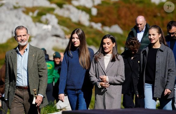 Avant ce retour précipité, la famille royale profitait de moments de détente, tandis que la princesse Leonor et l’infante Sofia se préparent à leurs prochaines étapes scolaires et militaires.

Le roi Felipe VI, la reine Letizia, l'infante Leonor, la princesse Sofia - La famille royale d'Espagne lors de la cérémonie de remise des prix pour la ville exemplaire des Asturies 2024 à Sotres. Le 26 octobre 2024. LALO YASKY / BESTIMAGE