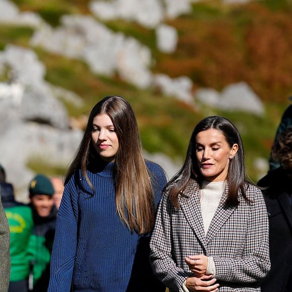 Avant ce retour précipité, la famille royale profitait de moments de détente, tandis que la princesse Leonor et l’infante Sofia se préparent à leurs prochaines étapes scolaires et militaires.

Le roi Felipe VI, la reine Letizia, l'infante Leonor, la princesse Sofia - La famille royale d'Espagne lors de la cérémonie de remise des prix pour la ville exemplaire des Asturies 2024 à Sotres. Le 26 octobre 2024. LALO YASKY / BESTIMAGE