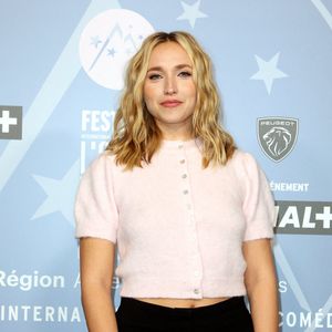 Chloé Jouannet - Tapis rouge de la cérémonie d'ouverture du 29ème Festival International du Film de Comédie de l'Alpe d'Huez le 19 Janvier 2026. © Dominique Jacovides/Bestimage