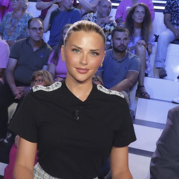 Elle profite de vacances

Exclusif - Kelly Vedovelli, sur le plateau de de l’émission « TPMP » présentée par C.Hanouna tournage des pilotes 2024, Paris, France, le 29 aout 2024. © Jack Tribeca / Bestimage