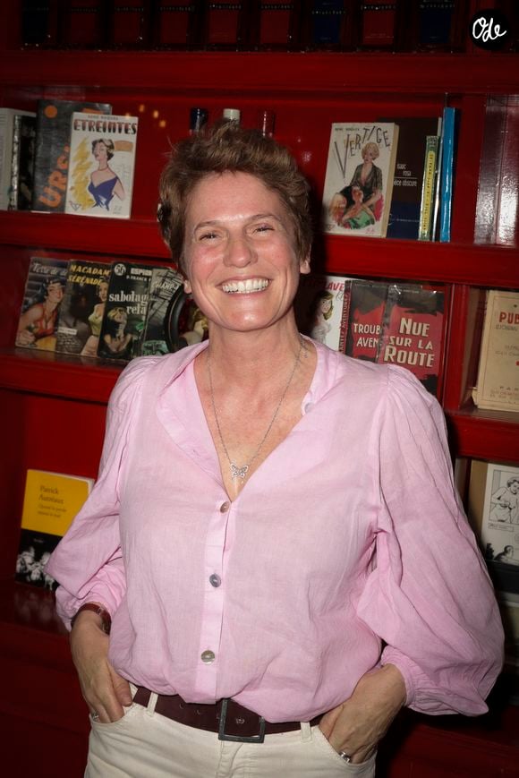 Maureen Dor y a adopté une nouvelle routine domestique. Exit les plaques à induction dernier cri, la maison est équipée de "vieux poêles", dont un dans la cuisine qui "fait aussi four". 

Maureen Dor au cocktail d’ouverture du Salon du Livre de Saint-Germain-des Prés à Paris, France, le 29 juin 2024. © Jack Tribeca / Bestimage
