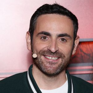 Avant cela, le présentateur avait vu sa carrière exploser grâce à son travail de chroniqueur dans "TPMP" sur C8

Camille Combal - Avant-première de la série "Stranger Things'" Saison 5 au Grand Rex à Paris le 18 novembre 2025. © Denis Guignebourg/Bestimage