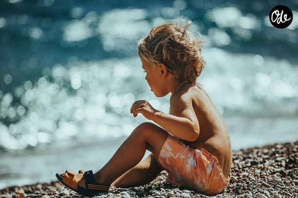 Selon lui, ce geste empêche l'air de circuler et favorise la déshydratation.

Quels bon gestes adopter en temps de canicule avec un bébé ?