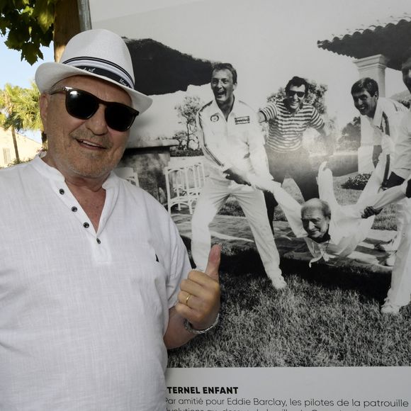 Affaibli, il reconnaît aussi penser davantage à la vieillesse et à la fin de vie.

Jean-Marie Bigard à l'exposition photographique de Paris Match "Eddie Barclay — Saint-Tropez, le sens de la fête !" place Blanqui à Saint-Tropez le 11 juillet 2025.

© Sophie Louvet / Nice Matin / Bestimage