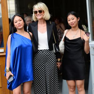 En attendant, elle vit avec ses filles dans une maison à Los Angeles 

Laeticia Hallyday et ses filles Jade et Joy à leur arrivée au mariage de Claude Lelouch à la mairie du 18ème à Paris. Le 17 juin 2023. © Agence / Bestimage