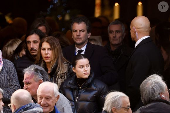 guest - Sorties des obsèques de Brigitte Bardot en l'église Paroissiale Notre-Dame-de-l'Assomption de Saint-Tropez, France, le 7 janvier 2026.  Brigitte Bardot, figure emblématique du cinéma français et icône internationale, est décédée le 28 décembre 2025 à l'âge de 91 ans dans sa mythique propriété de La Madrague, à Saint-Tropez (France). Révélée au monde entier par son rôle dans "Et Dieu... créa la femme", elle avait contribué à faire de Saint-Tropez un lieu mondialement connu. L'actrice sera inhumée le 7 janvier 2026 au cimetière marin de Saint-Tropez, aux côtés de son père Louis Bardot (1896-1975) et de sa mère Anne-Marie Mucel (1912-1978). Une cérémonie religieuse se tiendra auparavant dans l'église de Saint-Tropez, où proches, personnalités et anonymes pourront lui rendre un dernier hommage. © Jacovides-Moreau/Bestimage