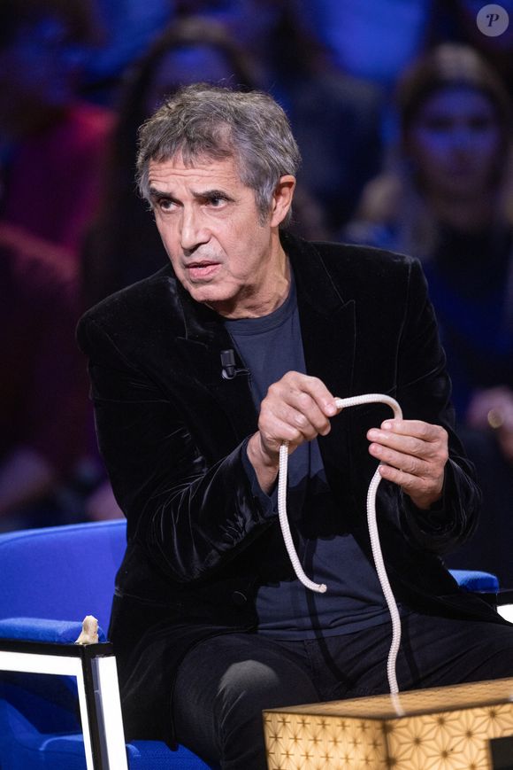Exclusif - Julien Clerc lors de l'enregistrement de l'émission "La Boîte à secrets", présentée par F.Bollaert et diffusée le 2 janvier 2026 sur France 3, dans les studios du Lendit à Saint-Denis, France, le 1er décembre 2025. © Cyril Moreau/Bestimage