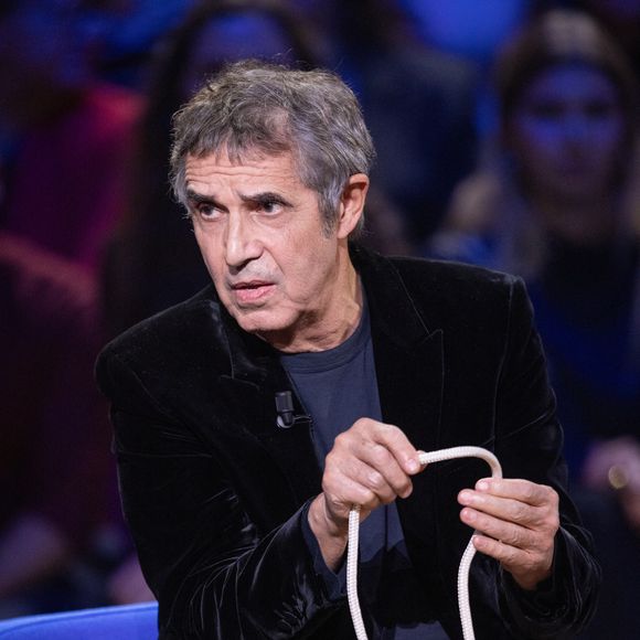 Exclusif - Julien Clerc lors de l'enregistrement de l'émission "La Boîte à secrets", présentée par F.Bollaert et diffusée le 2 janvier 2026 sur France 3, dans les studios du Lendit à Saint-Denis, France, le 1er décembre 2025. © Cyril Moreau/Bestimage
