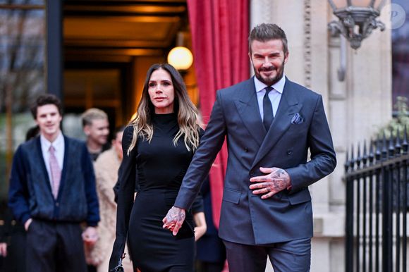 Victoria Beckham et son mari David Beckham - Victoria Beckham, accompagnée de sa famille, à la sortie de l'Hôtel La Réserve pour se rendre au ministère de la Culture pour être élevée au rang de Chevalier des Arts et des Lettres à Paris, France, le 26 janvier 2026. © Yehiel Chekroune/Bestimage