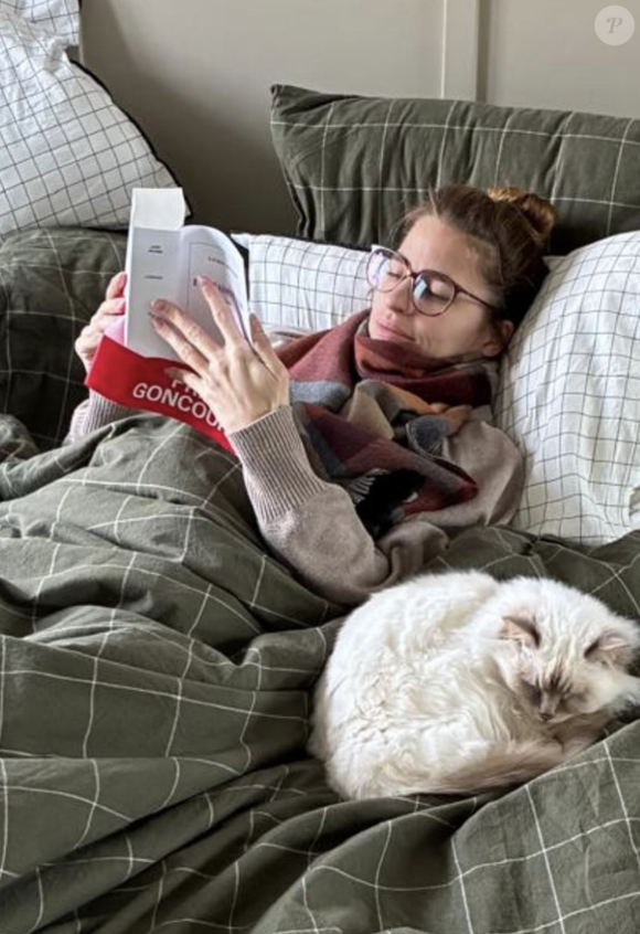 Dans ce post émouvant, Solène Hébert se remémore les beaux moments passés avec l'animal : "Un petit rayon de soleil doublé d’un pot de colle qui va laisser un vide immense derrière elle".

Capture Instagram de Solène Hébert.