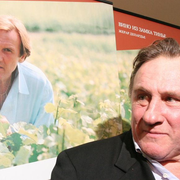 Archives - Gerard Depardieu fait la promotion du vin d'Anjou "Chateau de Tigné", fabrique dans sa propriete dans la vallee de la Loire. Le 28 octobre 2007
