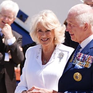 Le roi Charles III et la reine Camilla sont accueillis par une équipe australienne officielle à l'aéroport de Canberra, au deuxième jour de leur visite en Australie et aux Samoa. Date de la photo : lundi 21 octobre 2024. ... Tournée royale en Australie et aux Samoa - Deuxième jour ... 21-10-2024 ... Canberra ... Australie ... Le crédit photo doit être lu comme suit : Aaron Chown/PA Wire.