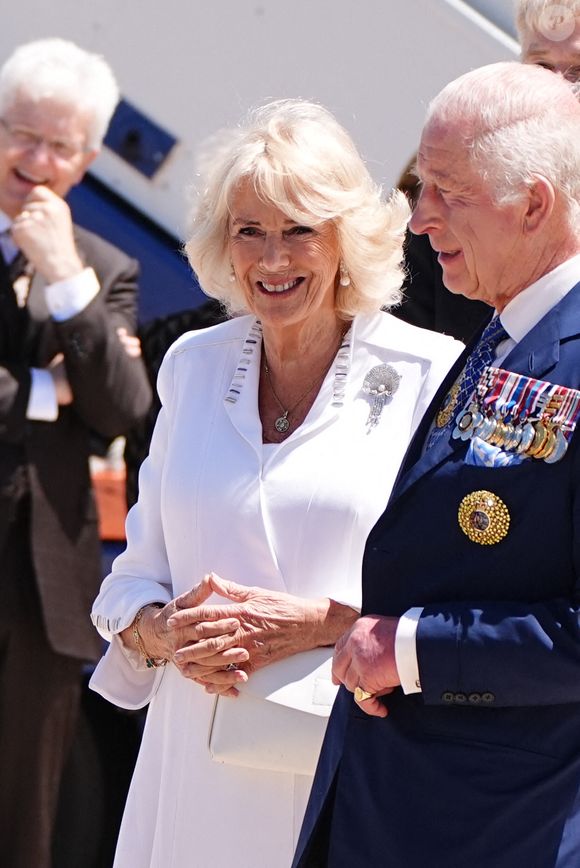 Le roi Charles III et la reine Camilla sont accueillis par une équipe australienne officielle à l'aéroport de Canberra, au deuxième jour de leur visite en Australie et aux Samoa. Date de la photo : lundi 21 octobre 2024. ... Tournée royale en Australie et aux Samoa - Deuxième jour ... 21-10-2024 ... Canberra ... Australie ... Le crédit photo doit être lu comme suit : Aaron Chown/PA Wire.