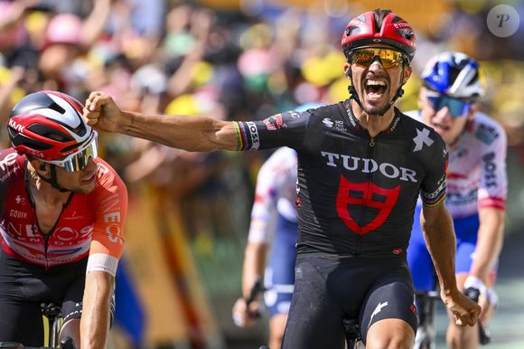 "Malheureusement, la radio ne marchait plus après la chute donc, comme un con, j'ai fait le sprint pour essayer de gagner, et voilà", a-t-il raconté au journal niçois. 

Julian Alaphilippe, sur le Tour de France, à Carcassonne, le 20 juillet 2025. Psnews/Bestimage