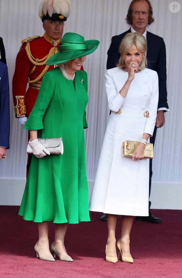 Le roi Charles III d'Angleterre, Camilla Parker Bowles, reine consort d'Angleterre, le prince William, prince de Galles, et Catherine (Kate) Middleton, princesse de Galles, accueillent le couple présidentiel français le président Emmanuel Macron et sa femme la Première Dame Brigitte Macron sur Datchet road à Windsor, Royaume Uni, le 8 juillet 2025. © Dominique Jacovides/Bestimage