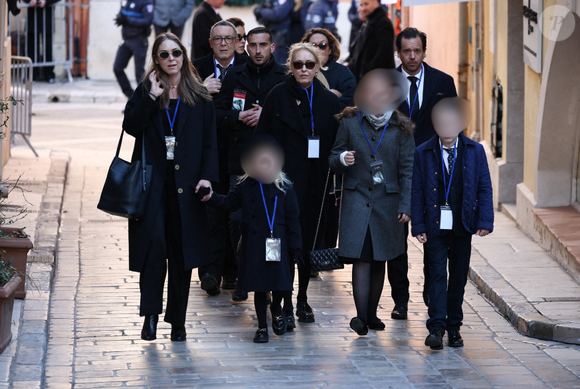 Nicolas-Jacques Charrier, Anna, la petite-fille de Brigitte Bardot avec ses enfants arrivant à l'église Notre-Dame de l'Assomption, pour la cérémonie funéraire de l'actrice française Brigitte Bardot, à Saint-Tropez, dans le sud-est de la France. Photo par Julien Reynaud/APS-Medias/ABACAPRESS.COM