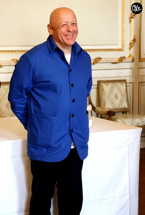 Le chef Thierry Marx clôture le défilé de la flamme olympique sur la place des Quinconces à Bordeaux le 23 Mai 2024. © Patrick Bernard/ Bestimage