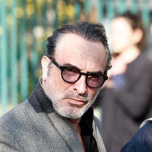 Jean Dujardin était présent.

Jean Dujardin - Arrivées aux obsèques de Bruno Salomone en l'église Sainte-Anne de Polangis de Joinville-le-Pont (Val-de-Marne) le 23 mars 2026. © Cyril Moreau - Dominique Jacovides / Bestimage