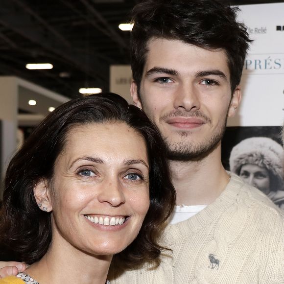 Aïtor, le fils d’Adeline Blondieau, vient de se lancer dans un nouveau business créatif avec une collection de tee-shirts.

Adeline Blondieau avec son fils Aïtor - Salon du livre de Paris porte de Versailles. © Cédric Perrin/Bestimage