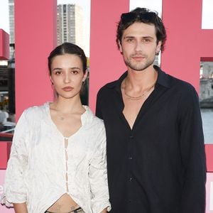 Carmen Kassovitz (fille de Mathieu Kassovitz) et Baptiste Masseline - Photocall Prime Video "Elle" Summer Party au Noti Club à Paris le 6 juillet 2026. © Coadic Guirec/Bestimage