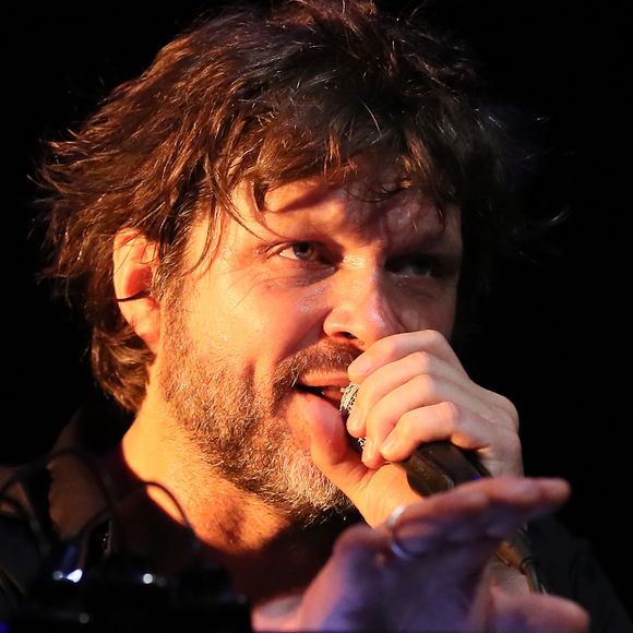 Dans quelques semaines, cela fera bientôt vingt-deux ans que Marie Trintignant est morte, rouée de coups par Bertrand Cantat.

Exclusif - Bertrand Cantat (ex-membre du groupe "Noir Désir" et actuel membre du groupe "Détroit") fait une pause dans sa carrière musicale et se lance dans une tournée de lecture de textes poétiques avec deux musiciens autour de lui. 
© Patrick Bernard/ Bestimage