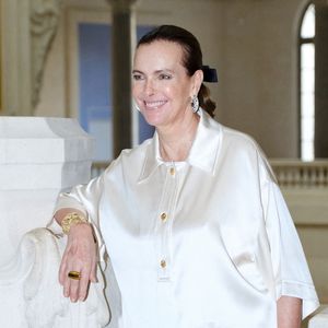 Dans les allées de ce lieu prestigieux, Charlotte Casiraghi a évolué non loin de... Carole Bouquet. 

Carole Bouquet au premier défilé Chanel "Collection Haute Couture Automne/Hiver 2026-2027" lors de la Fashion Week de Paris, le 7 juillet 2026

© Pauline Mourey / Bestimage