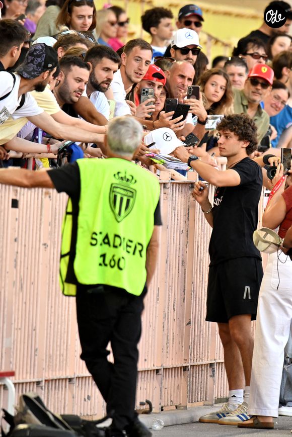 Kimi Antonelli lors du match de football caritatif au stade Louis II de Monaco opposant les Barbagiuans aux pilotes de l'équipe Nazionale Piloti dans le cadre de la "Racing Stars Football Cup" le 3 juin 2026.
Depuis 35 ans, des pilotes automobiles participent chaque année à un match de football caritatif organisé à Monaco. Ce " match des pilotes " a accueilli tous les plus grands de la Formule 1, y compris Michael Schumacher. En 2025, une nouvelle mouture a vu le jour, la Racing Stars Football Cup, sous la houlette de Louis Ducruet, le fils de la princesse Stéphanie. Ce 3 juin 2026, avait lieu la deuxième édition de l'événement caritatif, organisé au profit de deux associations.
Les fonds récoltés lors de l'événement seront reversés à deux associations. La première est " Mercy Ships ", qui déploie des navires-hôpitaux afin d'offrir des soins chirurgicaux gratuits en Afrique. La seconde association est " Les Soins de l'espoir ", qui est engagée auprès d'enfants et d'adultes défavorisés en Asie du Sud-Est, notamment au Vietnam.
Les Barbagiuans ont remporté le match 6 - 2

© Bruno Bebert / Bestimage
