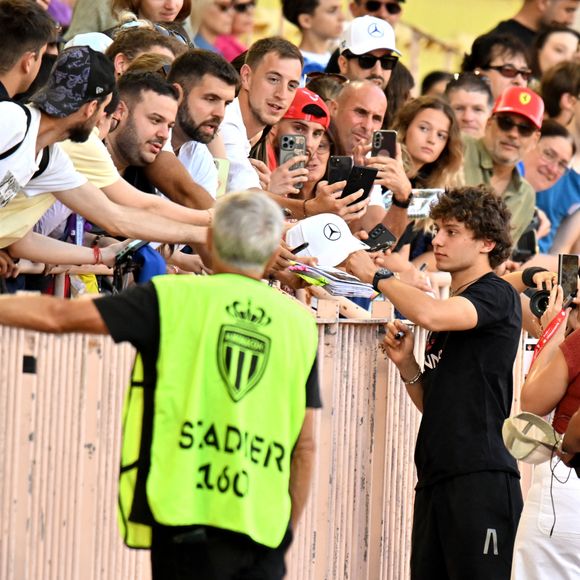 Kimi Antonelli lors du match de football caritatif au stade Louis II de Monaco opposant les Barbagiuans aux pilotes de l'équipe Nazionale Piloti dans le cadre de la "Racing Stars Football Cup" le 3 juin 2026.
Depuis 35 ans, des pilotes automobiles participent chaque année à un match de football caritatif organisé à Monaco. Ce " match des pilotes " a accueilli tous les plus grands de la Formule 1, y compris Michael Schumacher. En 2025, une nouvelle mouture a vu le jour, la Racing Stars Football Cup, sous la houlette de Louis Ducruet, le fils de la princesse Stéphanie. Ce 3 juin 2026, avait lieu la deuxième édition de l'événement caritatif, organisé au profit de deux associations.
Les fonds récoltés lors de l'événement seront reversés à deux associations. La première est " Mercy Ships ", qui déploie des navires-hôpitaux afin d'offrir des soins chirurgicaux gratuits en Afrique. La seconde association est " Les Soins de l'espoir ", qui est engagée auprès d'enfants et d'adultes défavorisés en Asie du Sud-Est, notamment au Vietnam.
Les Barbagiuans ont remporté le match 6 - 2

© Bruno Bebert / Bestimage