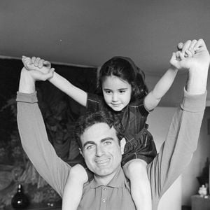 Archives - En France, à Saint-Cloud, le chanteur Guy Béart et sa fille Eve, à son domicile © Jean-Claude Colin via Bestimage