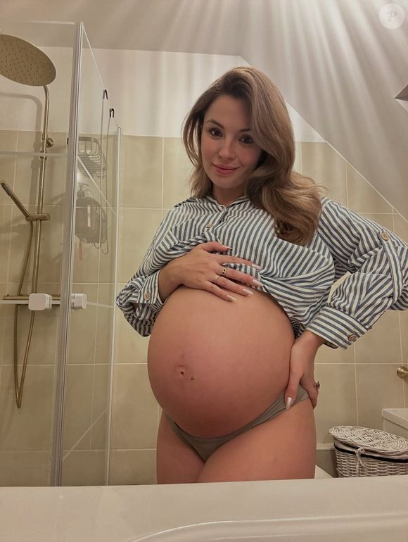 Elle avait pris du poids avec sa dernière grossesse pour laquelle elle a dû rester alitée 4 mois...

Marie Denigot enceinte en 2025 de sa fille Lana.