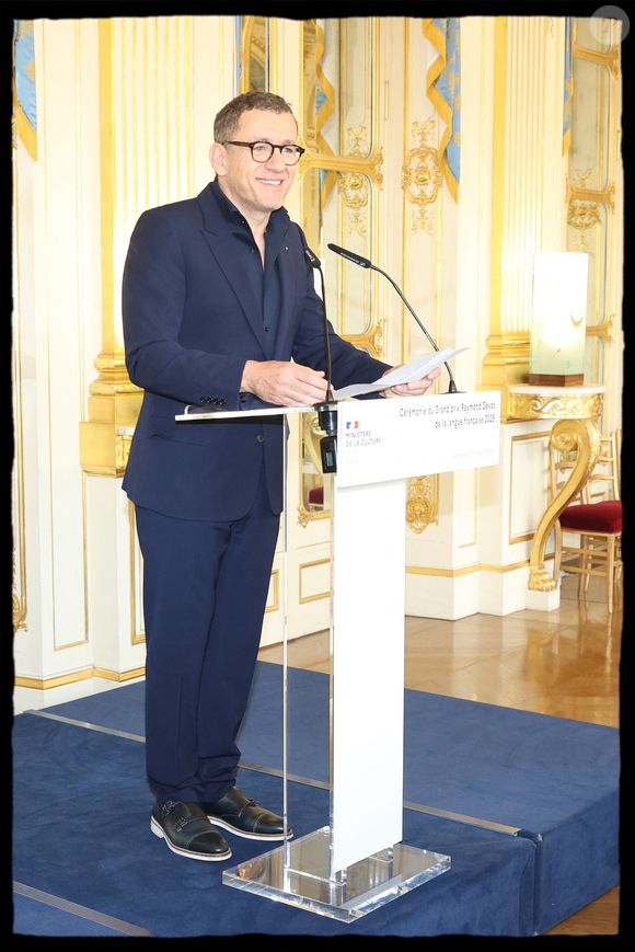Dany Boon reçoit des mains de Rachida Dati le Grand Prix Raymond Devos de la langue française 2025 au Salon Jérôme du Ministère de la Culture à Paris le 21 mars 2025 © Alain Guizard/Bestimage