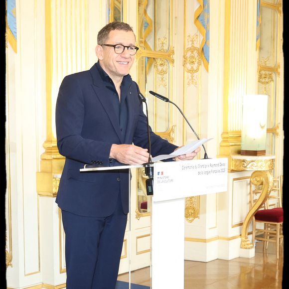 Dany Boon reçoit des mains de Rachida Dati le Grand Prix Raymond Devos de la langue française 2025 au Salon Jérôme du Ministère de la Culture à Paris le 21 mars 2025 © Alain Guizard/Bestimage