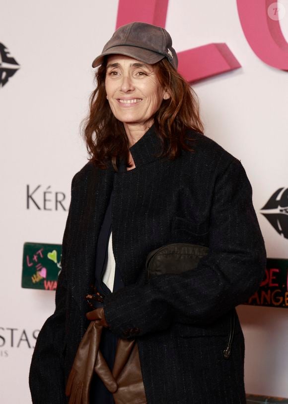 Interviewée par le média "Lou", la journaliste a confié : "Je pense être une maman attentionnée, attentive et cool". 

Mademoiselle Agnes à l'avant-première du film "Lol 2.0" au Grand Rex à Paris, le 4 février 2026.

Photo : Christophe Aubert / Bestimage
