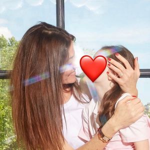 Ce petit compagnon rejoint un foyer déjà composé du couple et de leur fille Manava.

Mareva Galanter et sa fille Manava