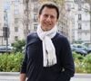 On distingue également un dessin offert par ses fils, décoré de cœurs multicolores sous un "Joyeux anniversaire" lui aussi écrit en plusieurs couleurs.

Vincent Perrot à la sortie des studios de RTL à Neuilly-sur-Seine, le 18 décembre 2025. 
© Jonathan Rebboah / Bestimage