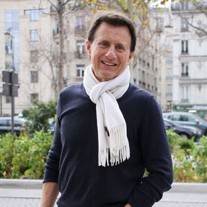 On distingue également un dessin offert par ses fils, décoré de cœurs multicolores sous un "Joyeux anniversaire" lui aussi écrit en plusieurs couleurs.
Vincent Perrot à la sortie des studios de RTL à Neuilly-sur-Seine, le 18 décembre 2025.
© Jonathan Rebboah / Bestimage