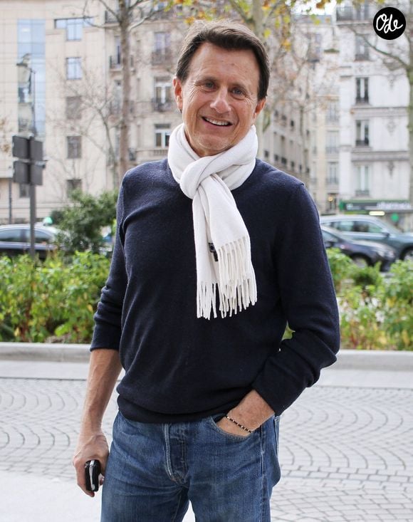 On distingue également un dessin offert par ses fils, décoré de cœurs multicolores sous un "Joyeux anniversaire" lui aussi écrit en plusieurs couleurs.

Vincent Perrot à la sortie des studios de RTL à Neuilly-sur-Seine, le 18 décembre 2025. 
© Jonathan Rebboah / Bestimage