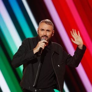 Interrogé sur l’idée de devenir père, il a notamment évoqué l’année durant laquelle il s’est occupé de son petit-cousin dans un contexte familial compliqué.
Christophe Willem au Dôme de Paris, présentée par A.Galiana et E.Gossuin et diffusée le 31 décembre sur M6. Photo par Christophe Clovis / Bestimage