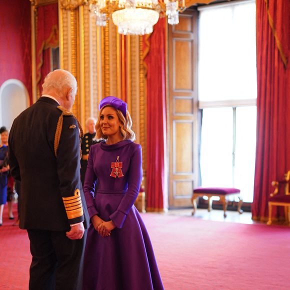 Mme Amy Dowden, de Rowley Regis, avocate et ambassadrice de Crohn's and Colitis UK, est nommée membre de l'Ordre de l'Empire britannique par le roi Charles III au palais de Buckingham, à Londres. Cette distinction récompense les services rendus en matière de collecte de fonds et de sensibilisation aux maladies inflammatoires de l'intestin. Date de la photo : mardi 18 février 2025. Photo by Jordan Pettitt/PA Photos/ABACAPRESS.COM