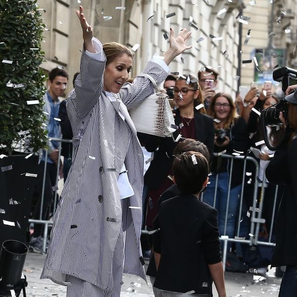 Celine Dion quitte l'hôtel Royal Monceau avec ses enfants et prend un jet privé au Bourget le 10 août 2017. (Agence/Bestimage).